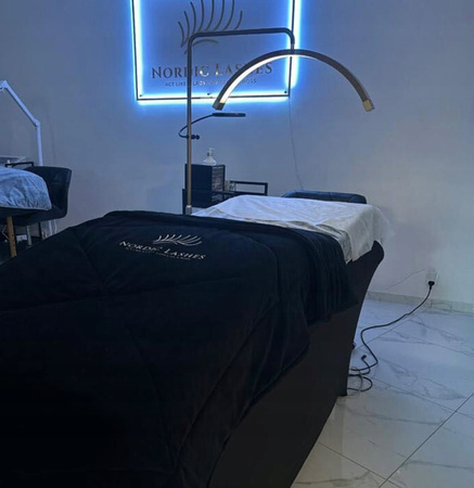 Materac kosmetyczny 60x185 cm + Łóżko do przedłużania rzęs 60 cm + Lampa + Prześcieradło